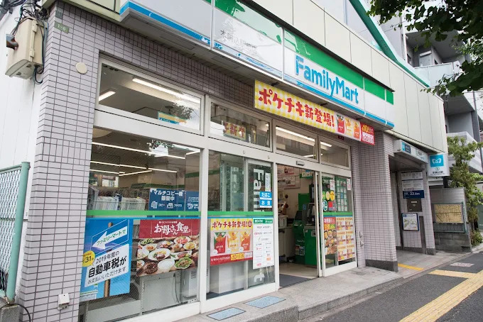 コンビニ　ファミリーマート本駒込駅前店（コンビニ）まで98m