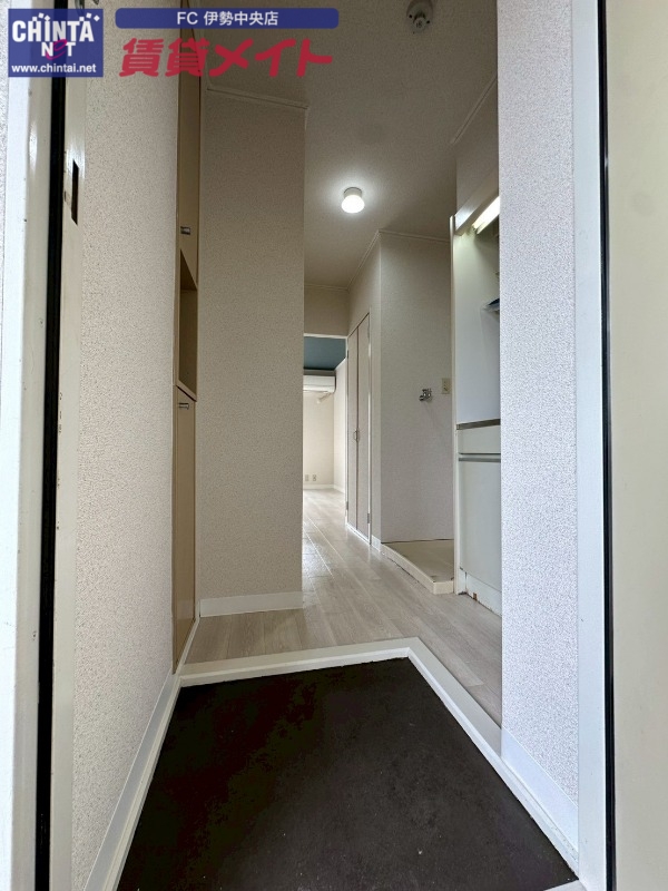 玄関　同物件別部屋の写真