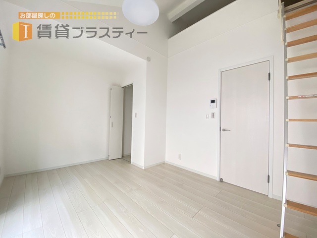 居室・リビング　ロフト付きで天井高く、解放感◎