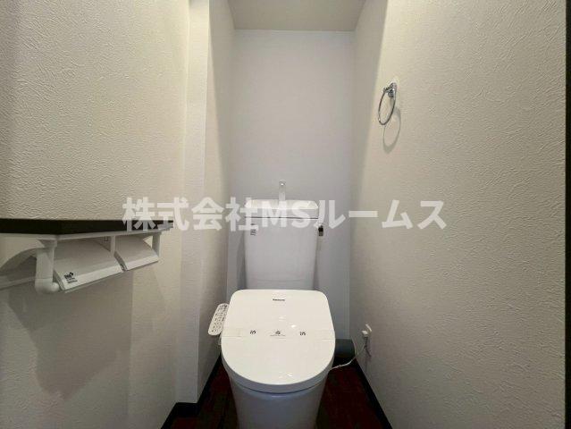 トイレ　落ち着いた色調のトイレです
