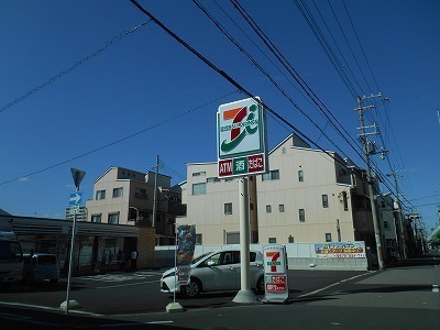コンビニ　セブンイレブン（コンビニ）まで241m