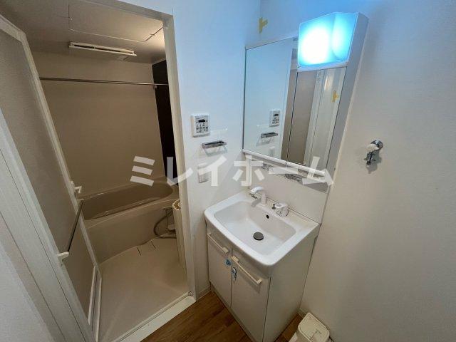 洗面設備　同建物内別のお部屋の参考写真になります。
