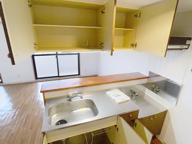 キッチン　掲載写真は同型モデルを掲載しており実際のお部屋と仕様等が異な