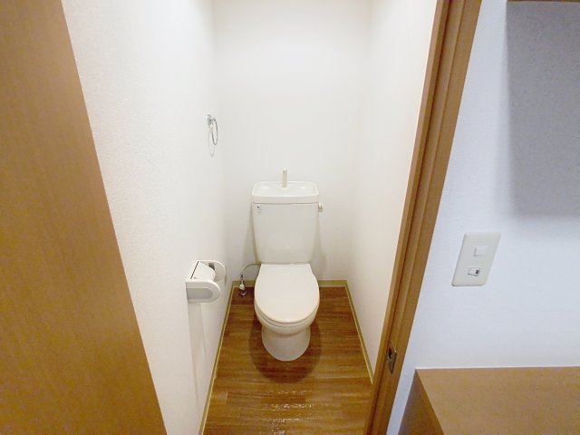 トイレ　掲載写真は同型モデルを掲載しており実際のお部屋と仕様等が異な