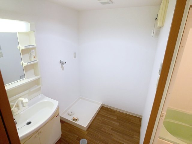 洗面設備　掲載写真は同型モデルを掲載しており実際のお部屋と仕様等が異な