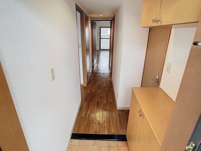 玄関　掲載写真は同型モデルを掲載しており実際のお部屋と仕様等が異な