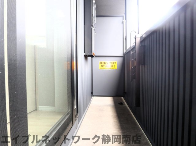 バルコニー　外からの目が気にならないバルコニーで洗濯物が干せます