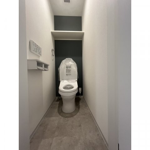 トイレ　落ち着いた色調のトイレです