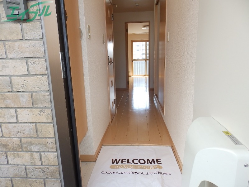 玄関　同建物別部屋写真です