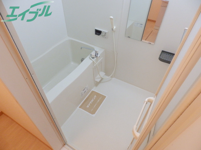 バス・シャワールーム　同建物別部屋写真です