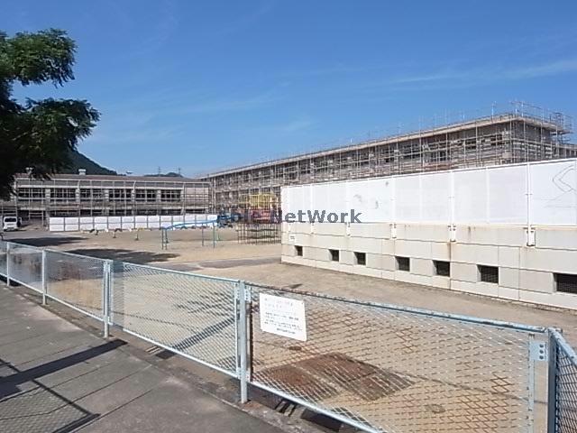 小学校　岐阜市立岩野田小学校（小学校）まで412m