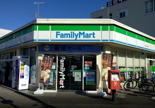 コンビニ　ファミリーマート東海大学駅前店（コンビニ）まで486m