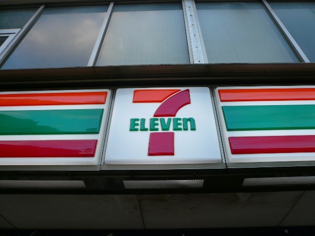コンビニ　セブンイレブン広島河原町店（コンビニ）まで176m