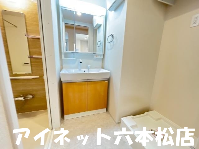 洗面設備　朝の支度にいかがでしょうか。