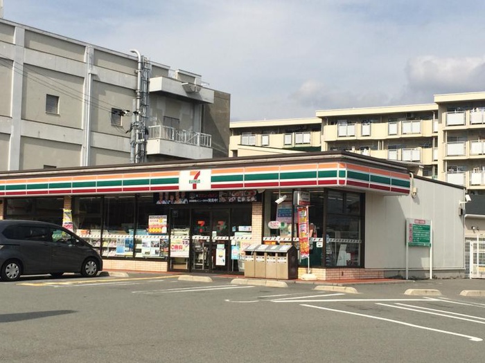 コンビニ　セブン（コンビニ）まで800m