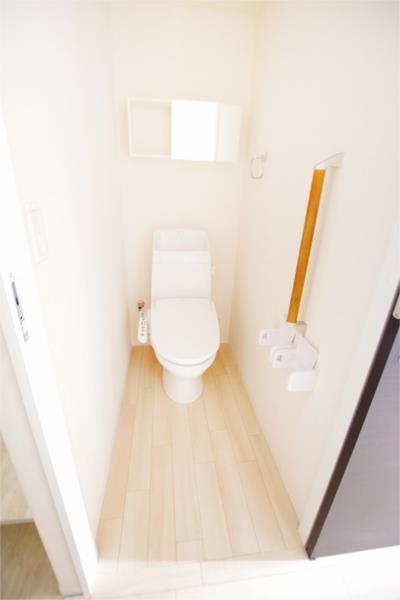 トイレ　快適に使える温水洗浄便座付きトイレです♪