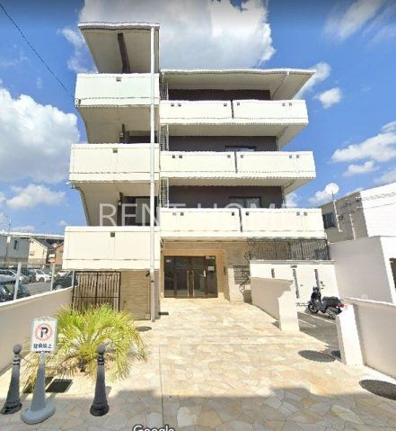 建物外観　4階建ての重厚感のある建物です。