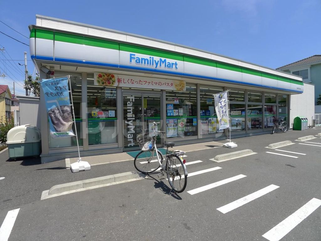 コンビニ　ファミリーマート六木四丁目店（コンビニ）まで560m