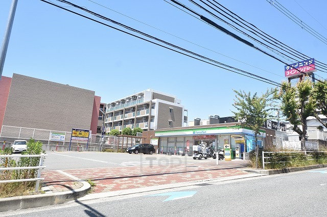 コンビニ　ファミリーマート　吹田上山手町（コンビニ）まで120m