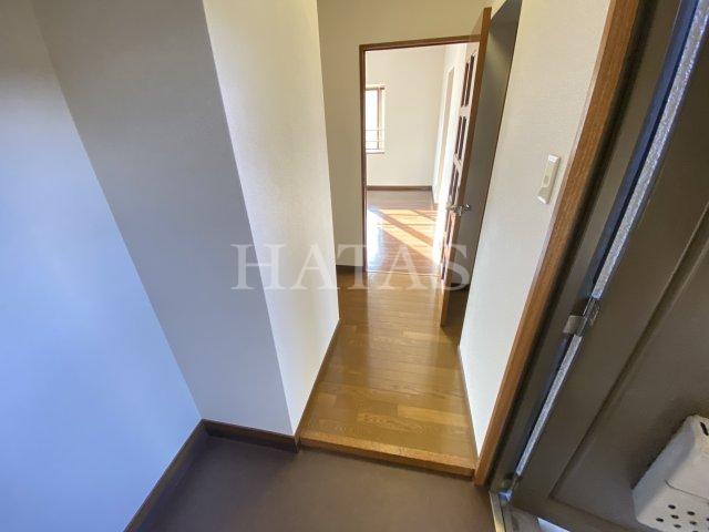 玄関　同物件別部屋です。