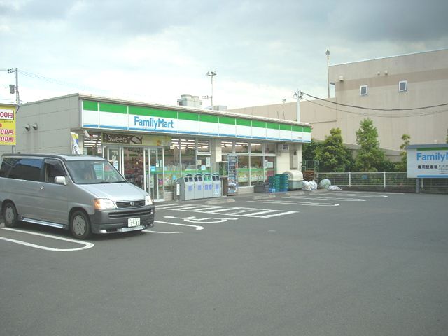 コンビニ　ファミリーマート 六町駅前店（コンビニ）まで841m