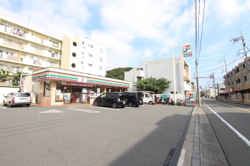 コンビニ　セブン－イレブン横浜日吉本町３丁目店（コンビニ）まで13m