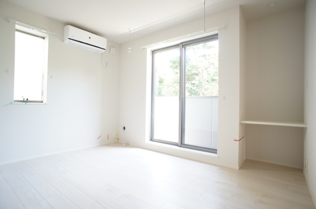 居室・リビング　２面採光なので、明るく風通しのよい過ごしやすいお部屋です♪