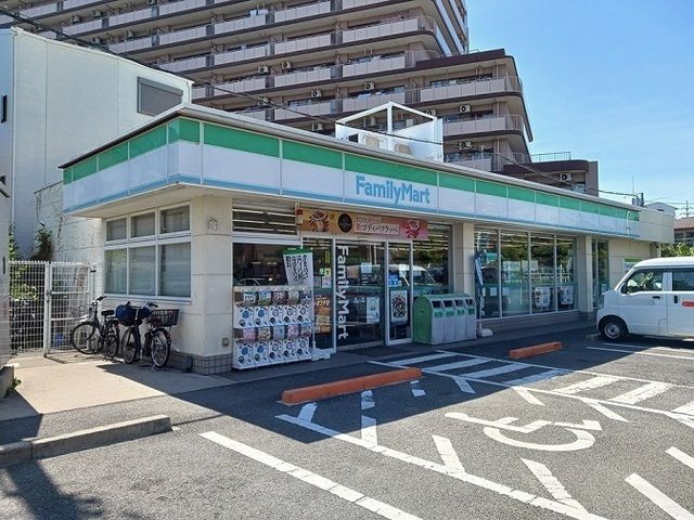 コンビニ　ファミリーマート様（コンビニ）まで300m