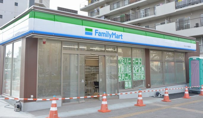 コンビニ　ファミリーマート フェニックス通り店（コンビニ）まで298m