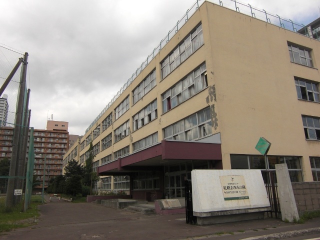 中学校　札幌市立中央中学校（中学校）まで783m
