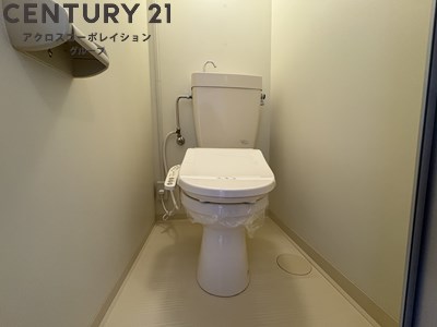 トイレ　温水洗浄便座付きのトイレです♪