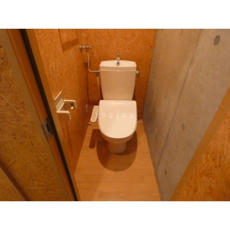 トイレ　嬉しい温水洗浄便座付きのトイレです。