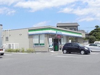 コンビニ　ファミリーマート（コンビニ）まで700m