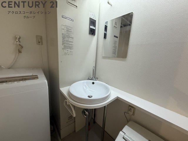 洗面設備　トイレの横に洗面台あり！