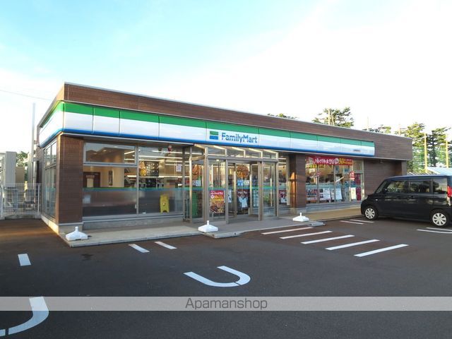 コンビニ　ファミリーマート（コンビニ）まで913m