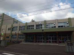 小学校　札幌市立日新小学校（小学校）まで868m