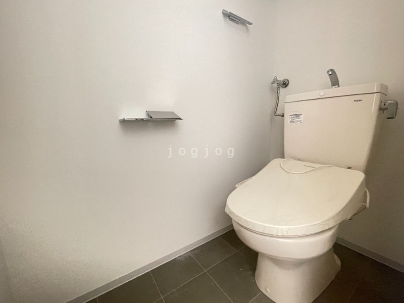 トイレ　嬉しい温水洗浄便座付きのトイレです。