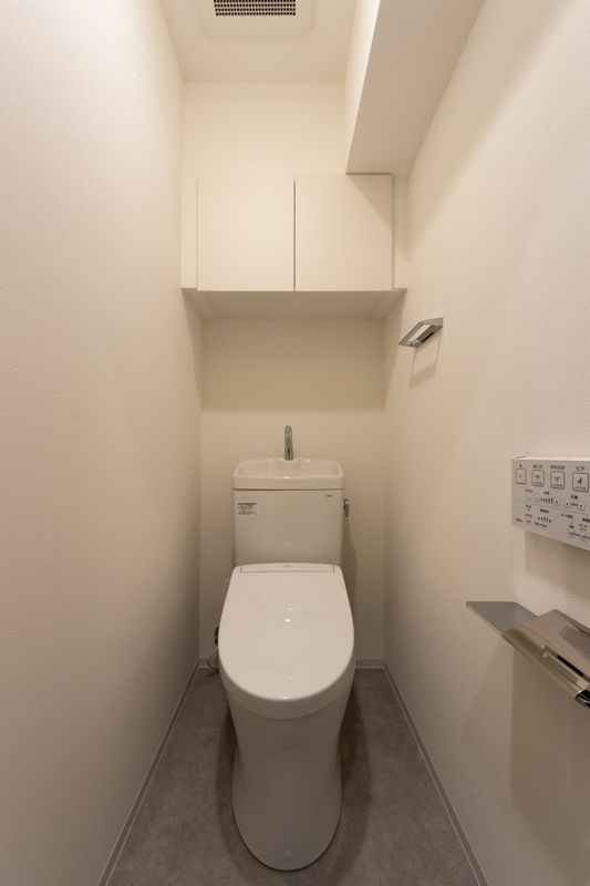 トイレ　落ち着いた色調のトイレです