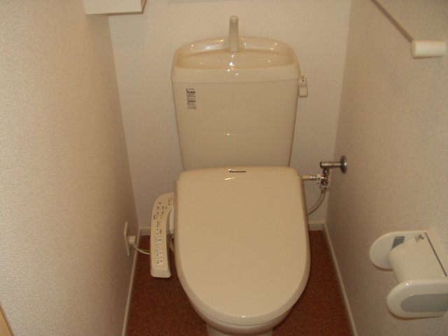 トイレ　落ち着いた色調のトイレです
