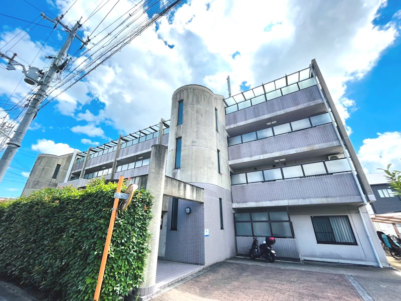 建物外観　東向日駅徒歩7分。オートロック完備で防犯性に優れたRC造外観