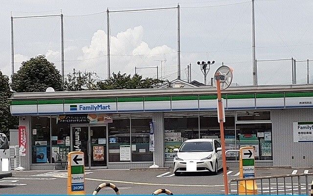 コンビニ　ファミリーマート様（コンビニ）まで297m