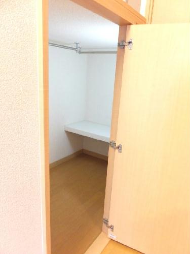 収納　ベッド下は大容量の収納スペース照明付
