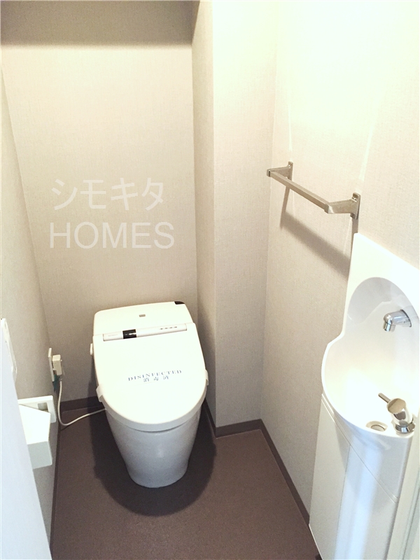 東京メトロ千代田線 代々木公園駅 徒歩8分 3階建 築17年のトイレ写真