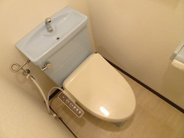 トイレ　落ち着いた色調のトイレです