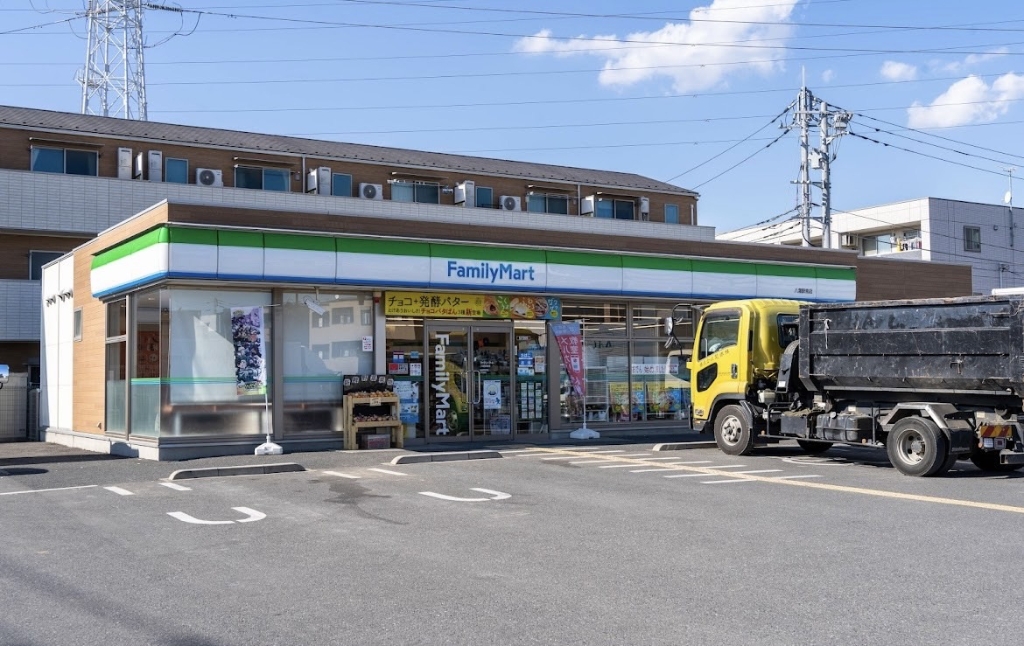 コンビニ　ファミリーマート 八潮駅南店（コンビニ）まで302m