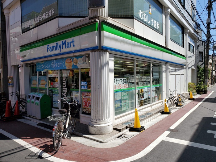 コンビニ　ファミリーマート（コンビニ）まで215m