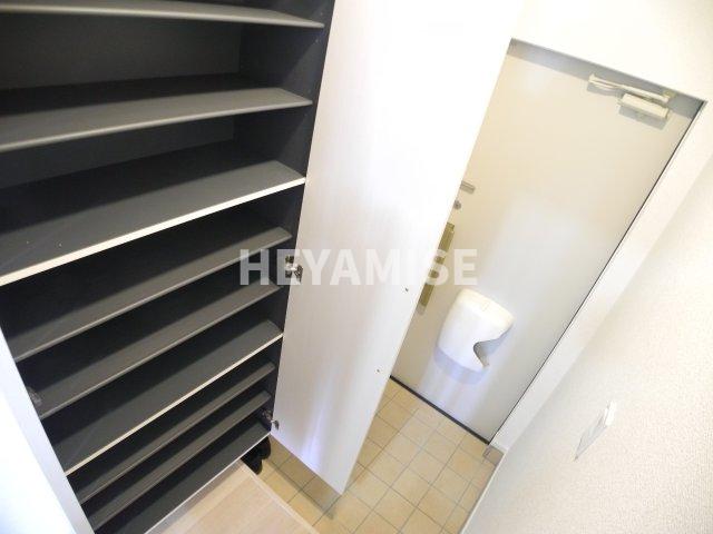 玄関　※室内写真は別号室のもの(反転タイプ)