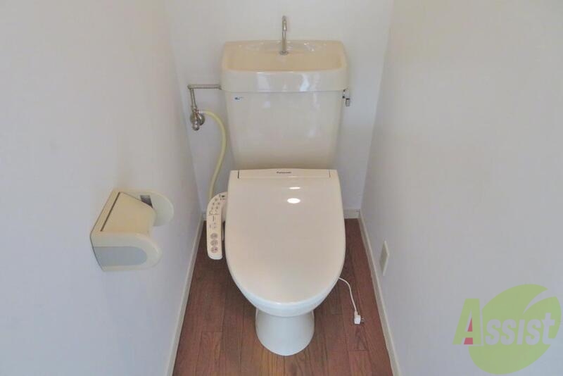トイレ　トイレは温水洗浄付き。程よい広さもグッド。