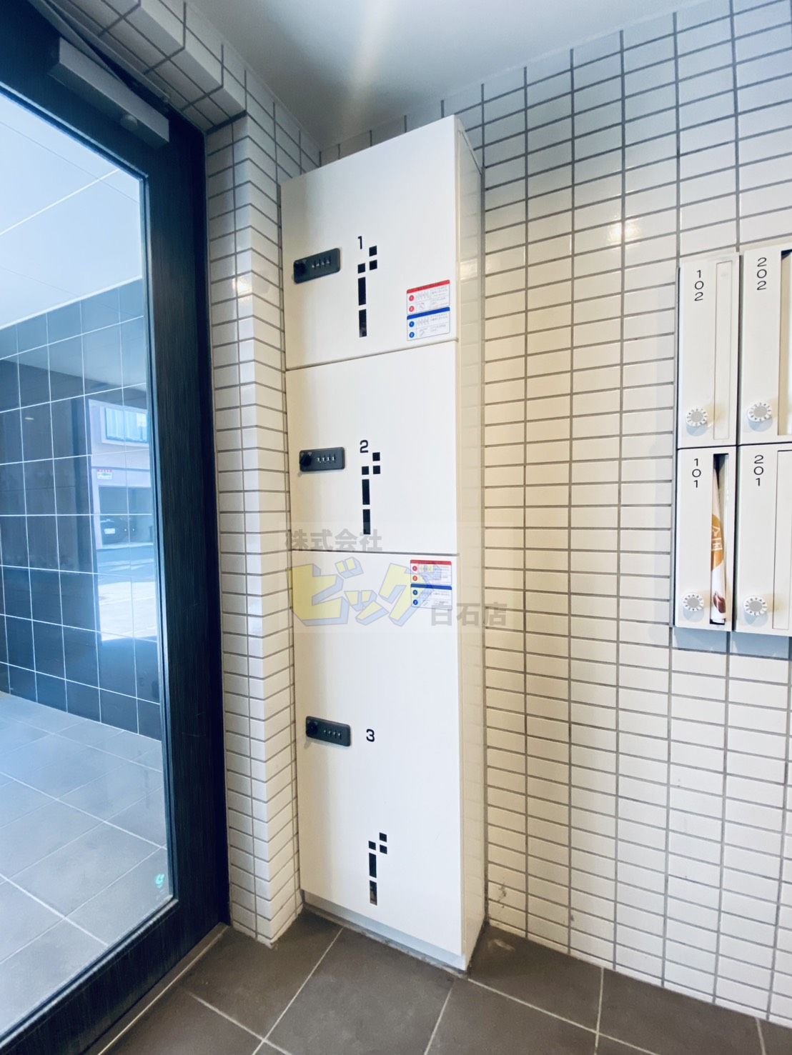 エントランス　留守中でも荷物が受け取れて便利な宅配ＢＯＸ完備しています♪