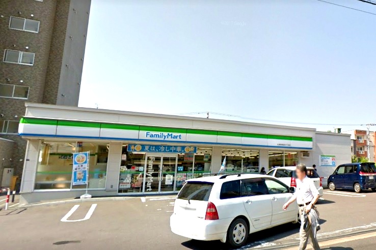 コンビニ　ファミリーマート札幌南郷通18丁目店（コンビニ）まで400m